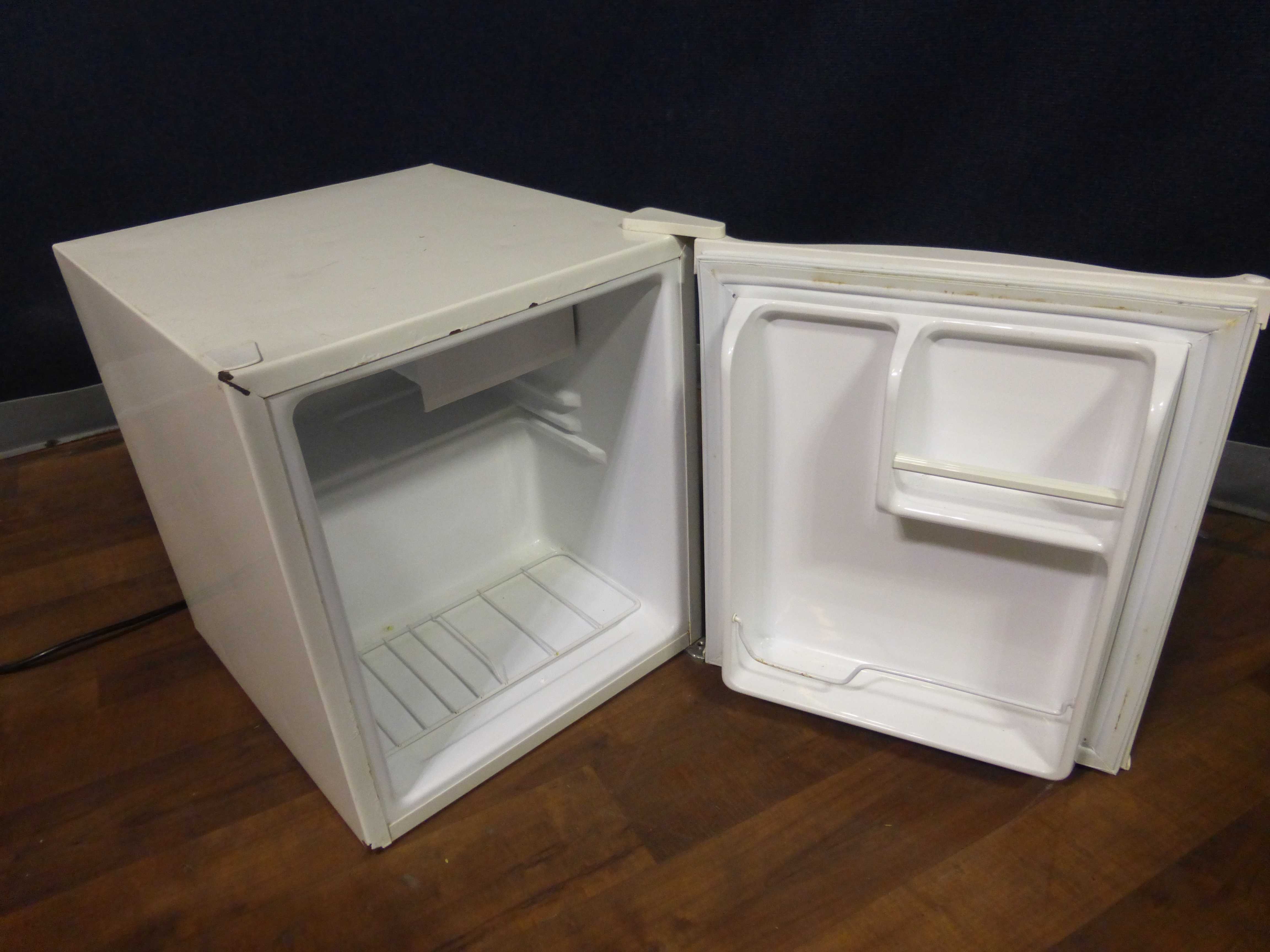 Magic Chef MCBR170W Countertop Refrigerator NWS Medical Scientific